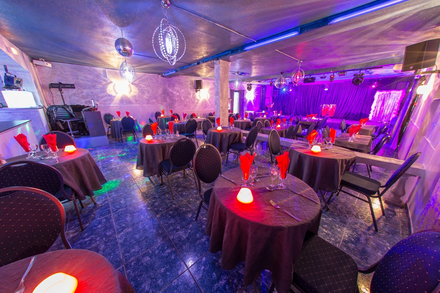 La salle du cabaret Le Moulin Bleu, avant le service
